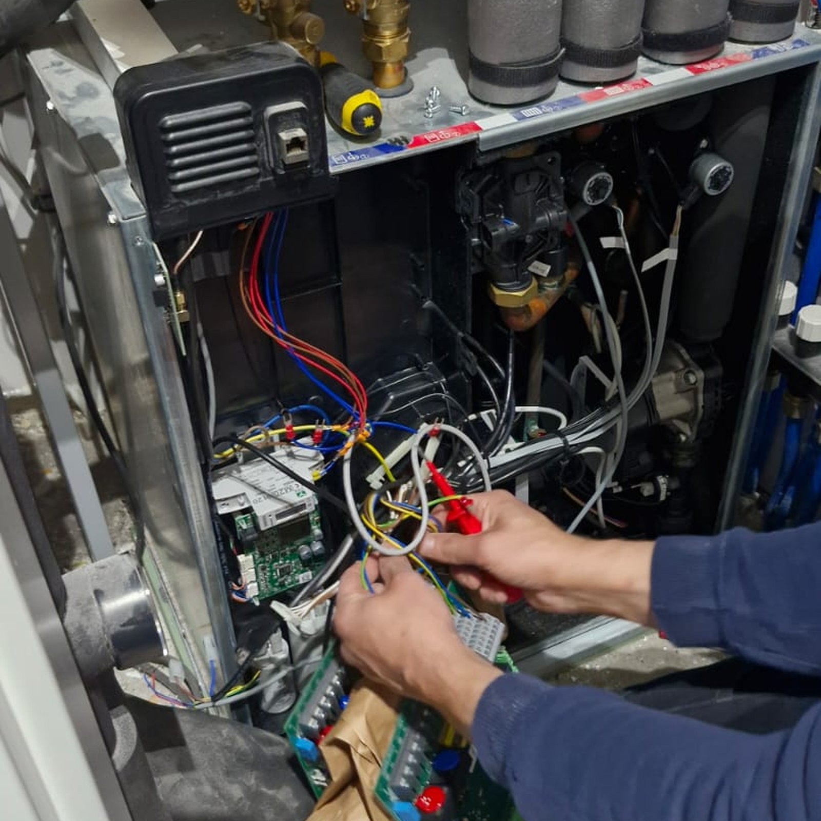 Cv-ketel bedrading controleren | Nour Klusbedrijf Vakman controleert de elektrische bedrading van een cv-installatie