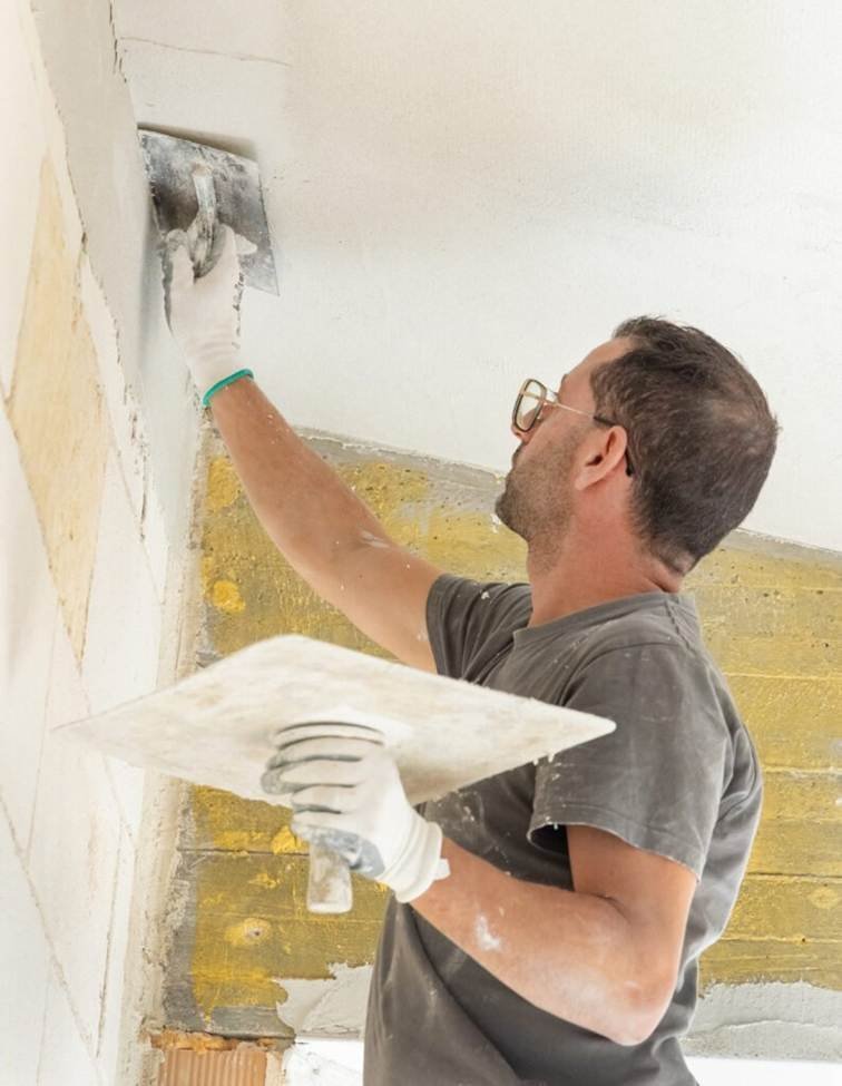 Stukadoor werkt een wand professioneel af