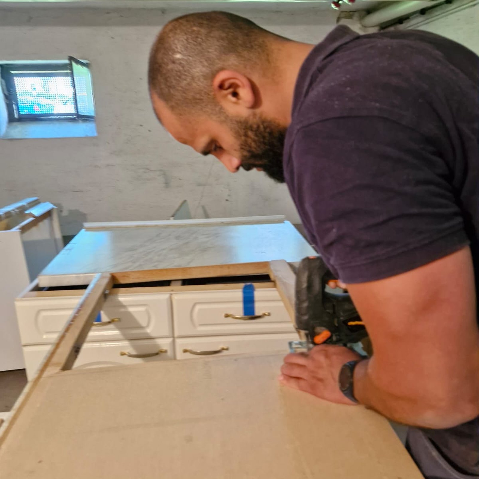 Keuken plaatsen en werkblad op maat | Nour Klusbedrijf Vakman zaagt een keukenwerkblad op maat tijdens keukenmontage