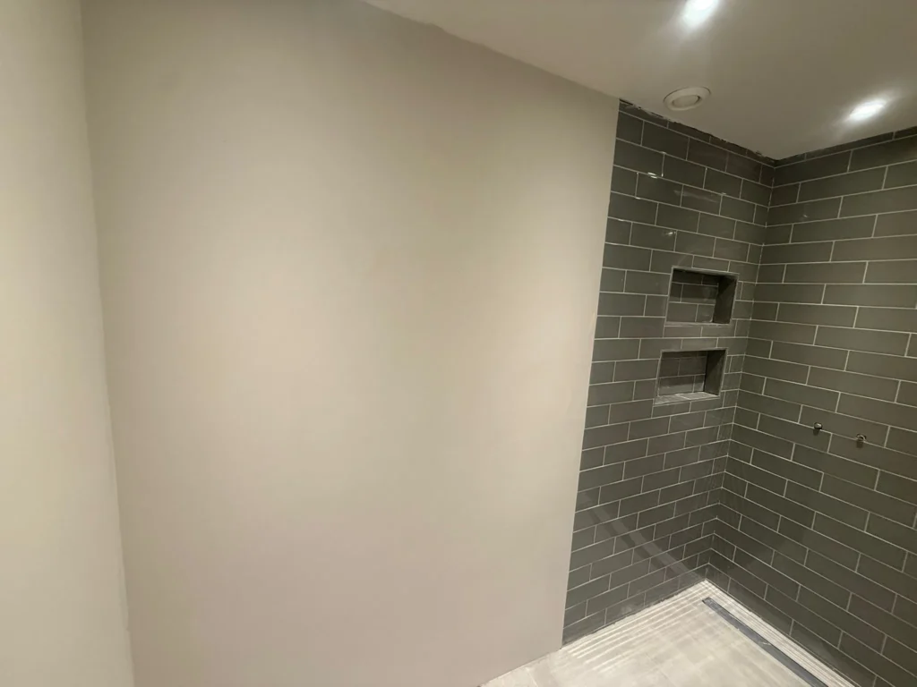 Strak badkamer stucwerk uitgevoerd door een stukadoor in Gorinchem